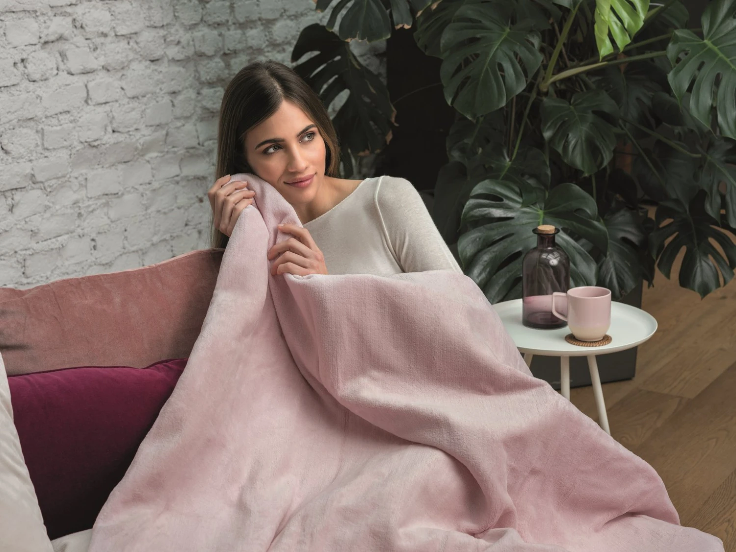 Dreamland Snuggle Up Pink Heated Throw - Large 11 Dreamland Snuggle Up Pink Heated Throw - Large - Image 9